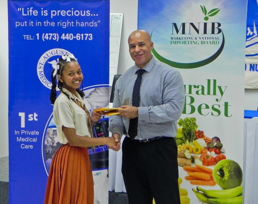 Dr Amechi Presents Prize to Student of Grenville Secondary School